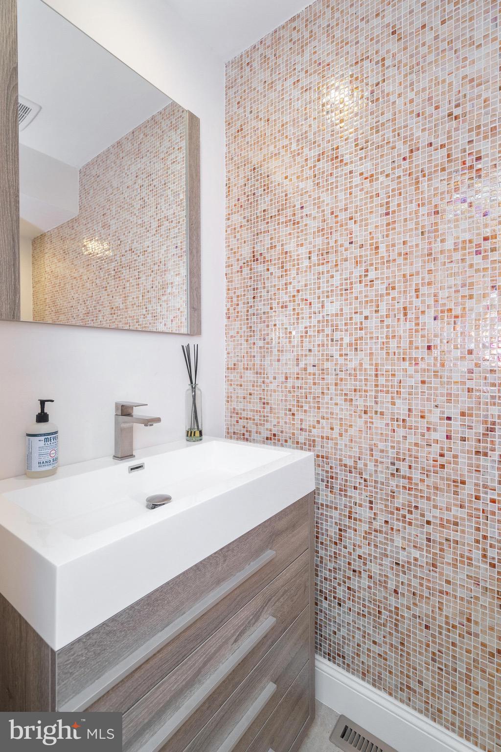 2427 South 13th Street Philadelphia, PA 19148 - Photo 18 of 35