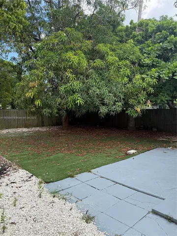 a view of a back yard