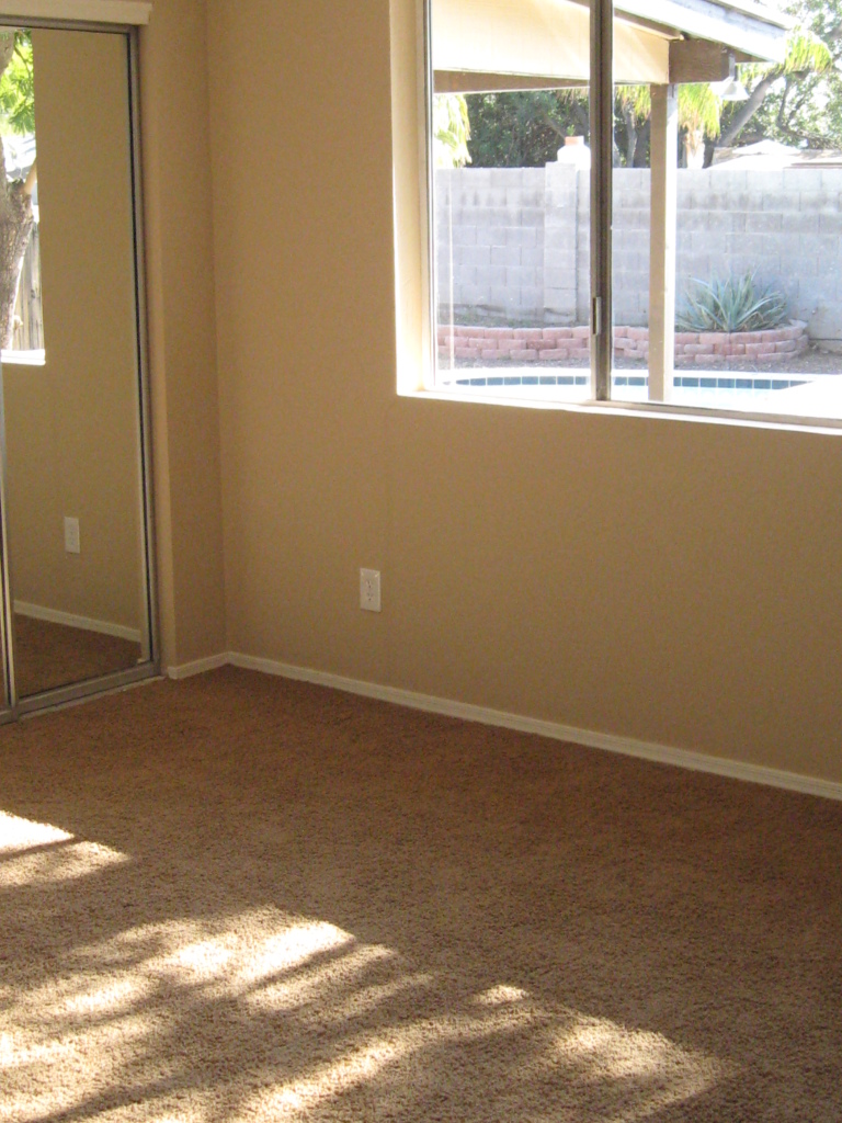 7 West Wagoner Road Phoenix, AZ 85023 - Photo 9 of 16 Huge master bedroom!