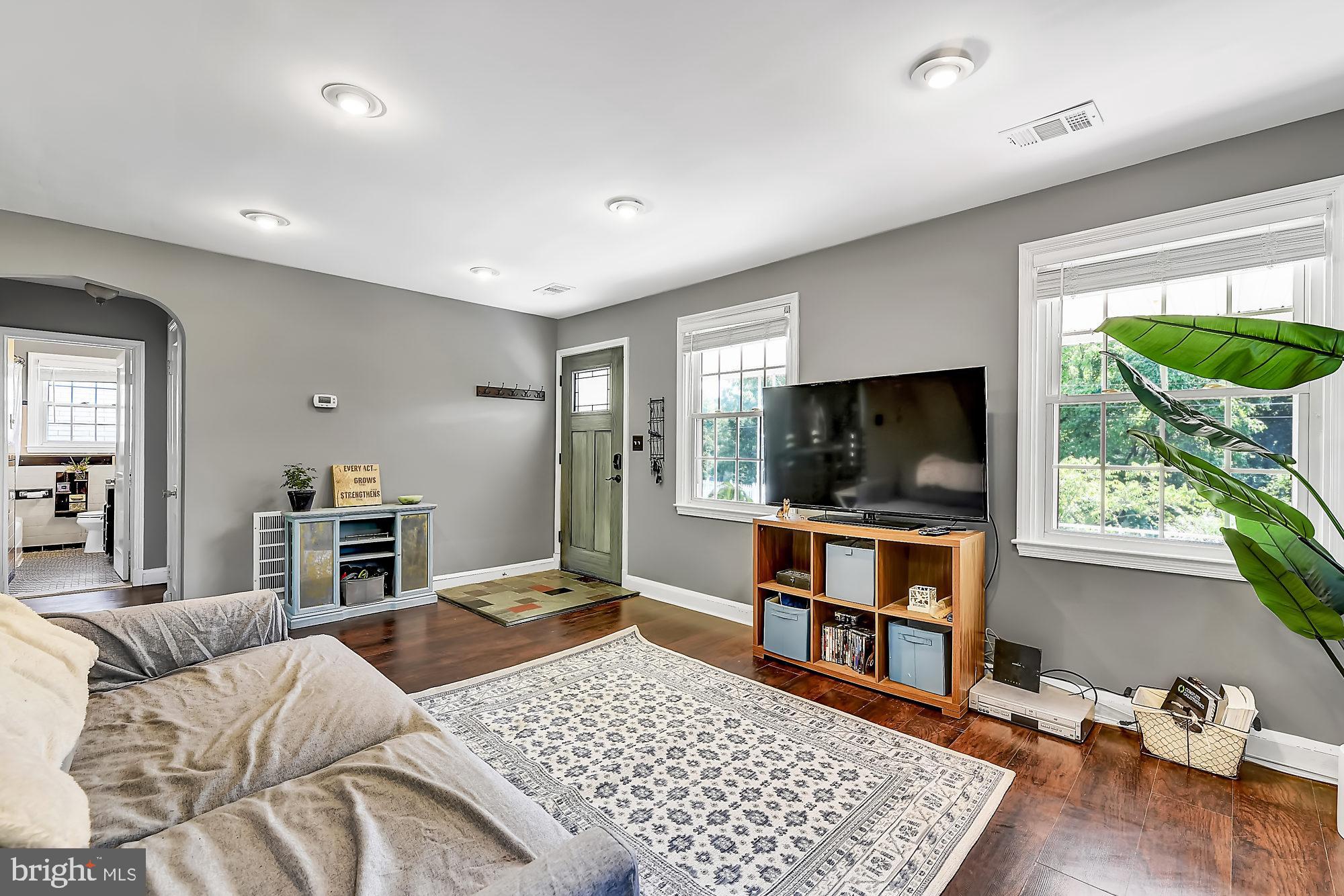 5903 Meadow Road Baltimore, MD 21206 - Photo 6 of 38 Living Room