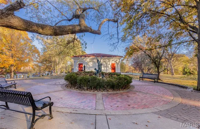 $1,263,965 | 439 Landscape Court, Webster Groves, MO 63119