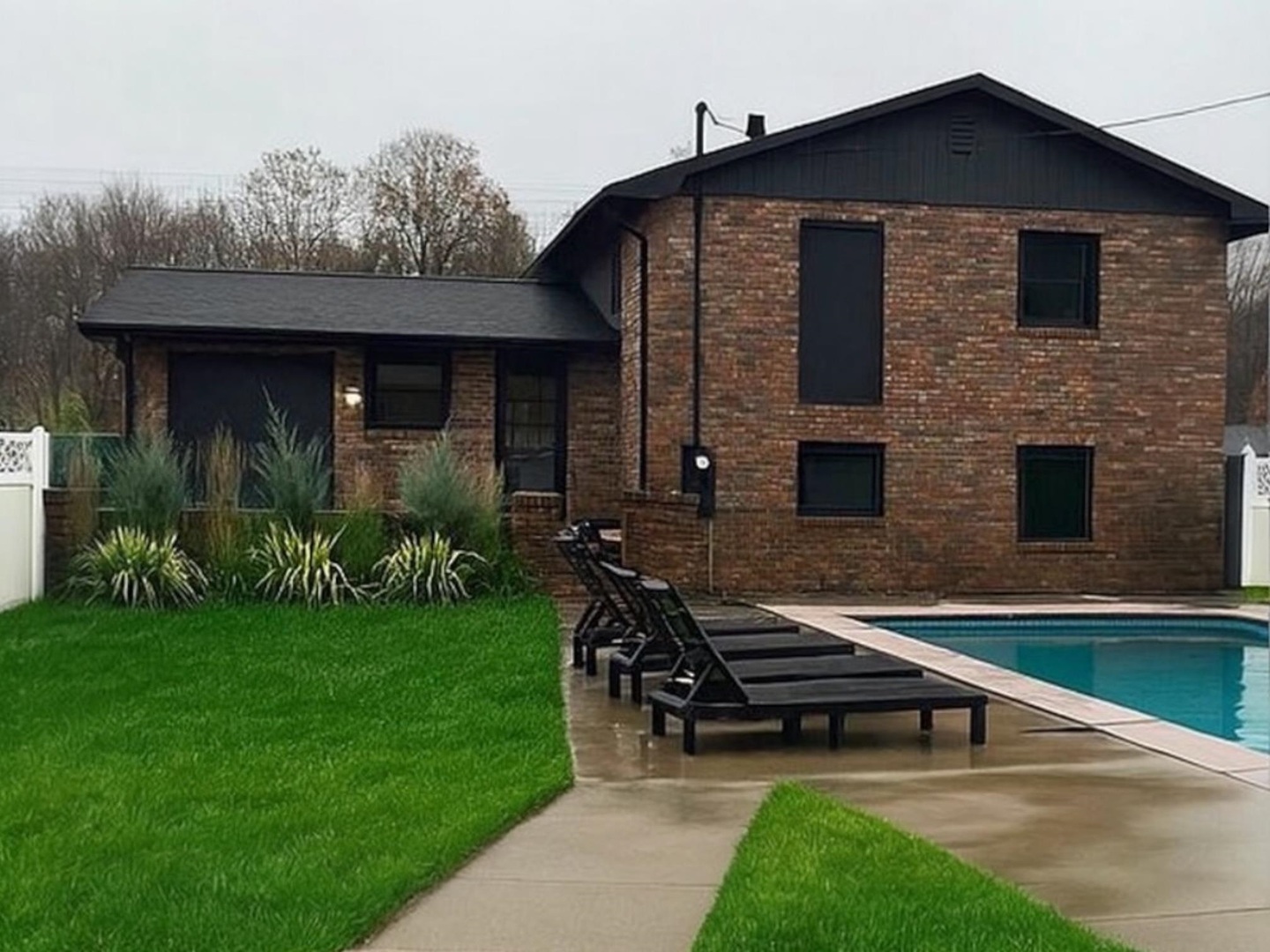 1103 West 10th Street Metropolis, IL 62960 - Photo 2 of 32 a front view of house with yard and outdoor seating