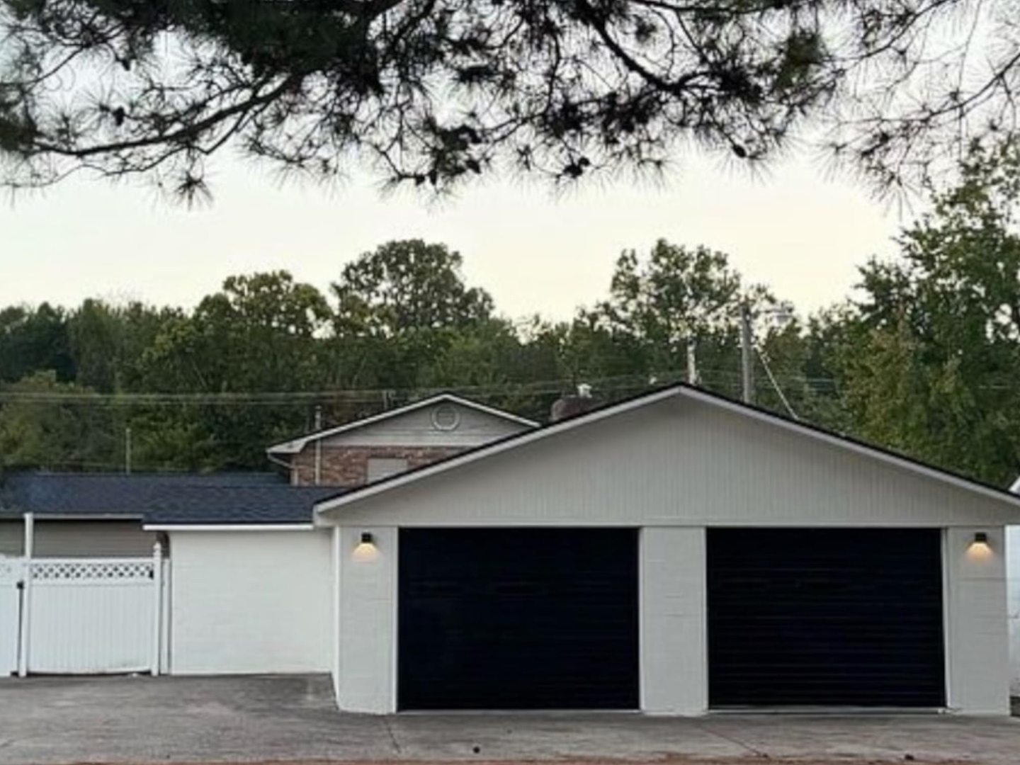 1103 West 10th Street Metropolis, IL 62960 - Photo 3 of 32 a backyard of a house with lots of green space