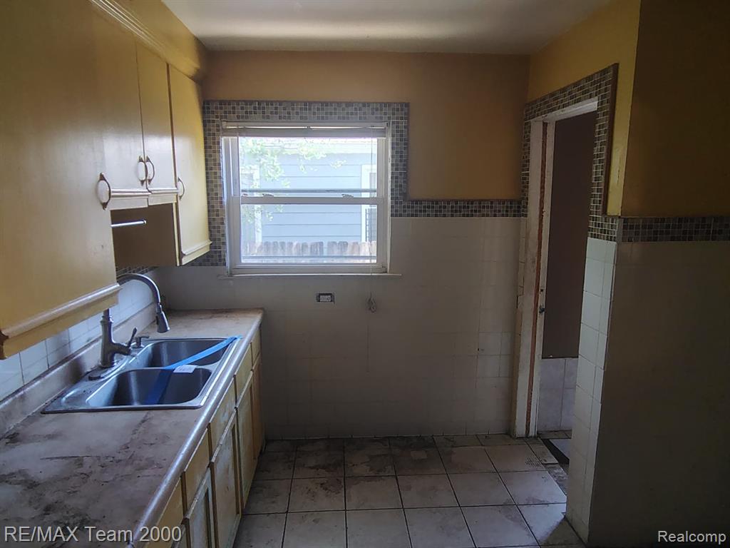 24806 Frisbee Street Detroit, MI 48219 - Photo 10 of 34
