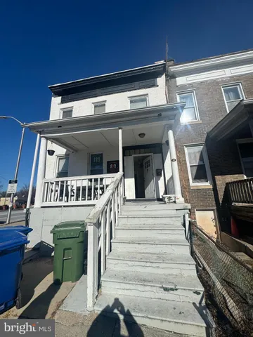 a view of entryway and hall