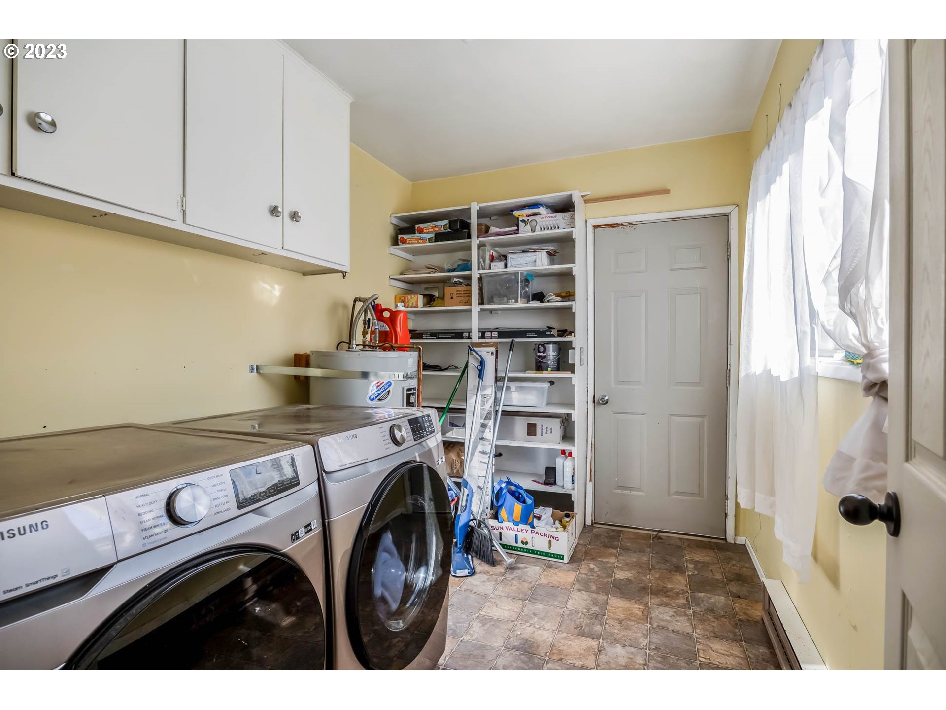 1565 Laura Street Springfield, OR 97477 - Photo 23 of 40 a utility room with dryer and washer