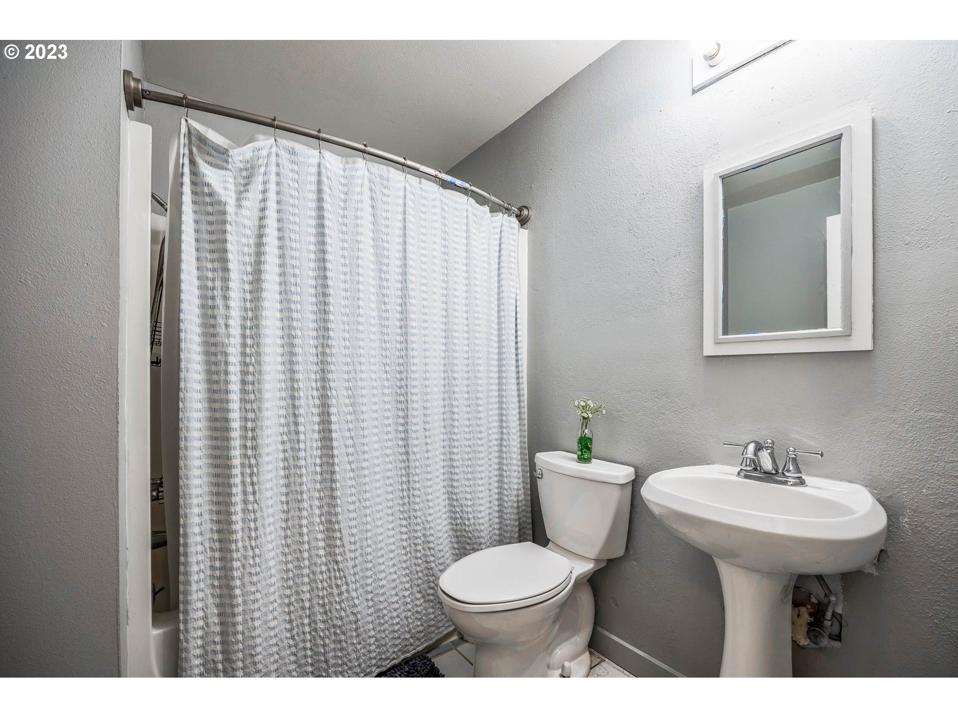 1565 Laura Street Springfield, OR 97477 - Photo 25 of 40 a bathroom with a sink toilet and mirror