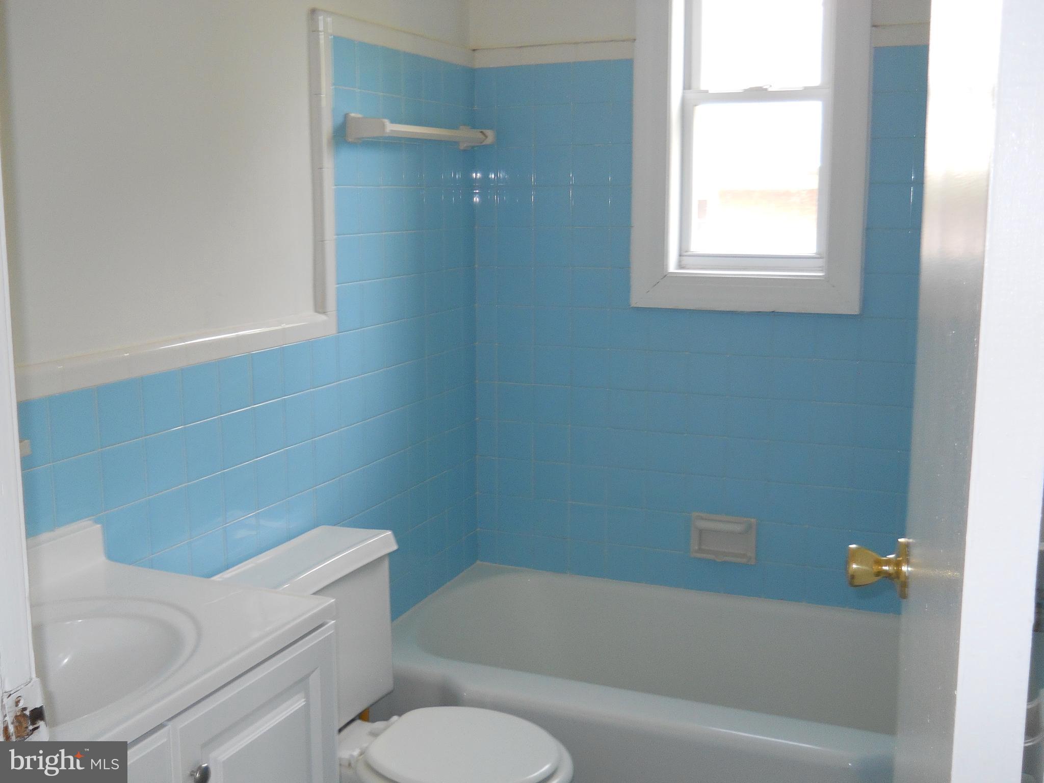 12607 Dean Road Silver Spring, MD 20906 - Photo 15 of 34 a bathroom with a toilet and a bathtub