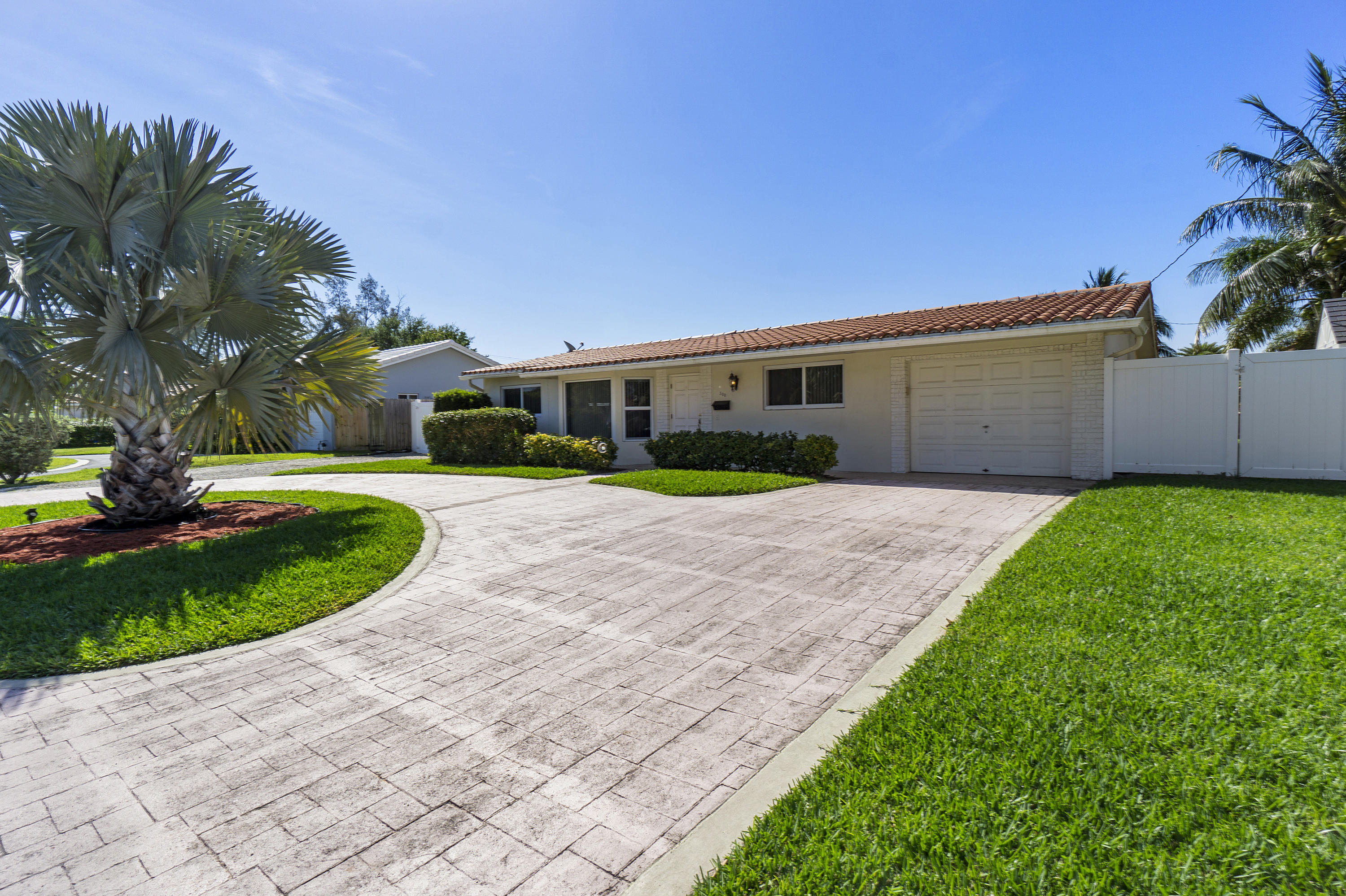300 Southwest 14th Place Boca Raton, FL 33432 - Photo 2 of 37 300_Sw_14th_Pl_01