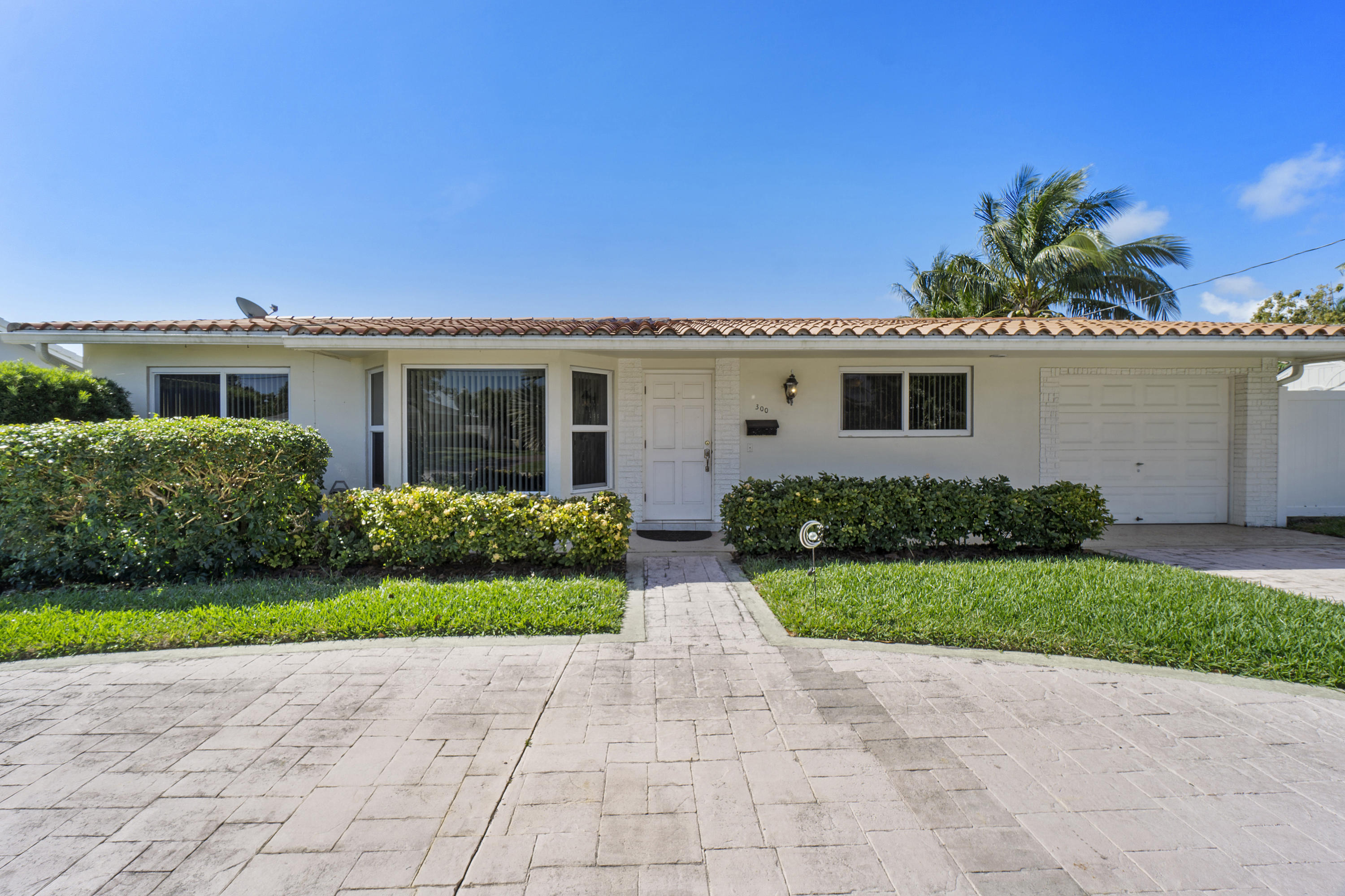 300 Southwest 14th Place Boca Raton, FL 33432 - Photo 3 of 37 300_Sw_14th_Pl_03