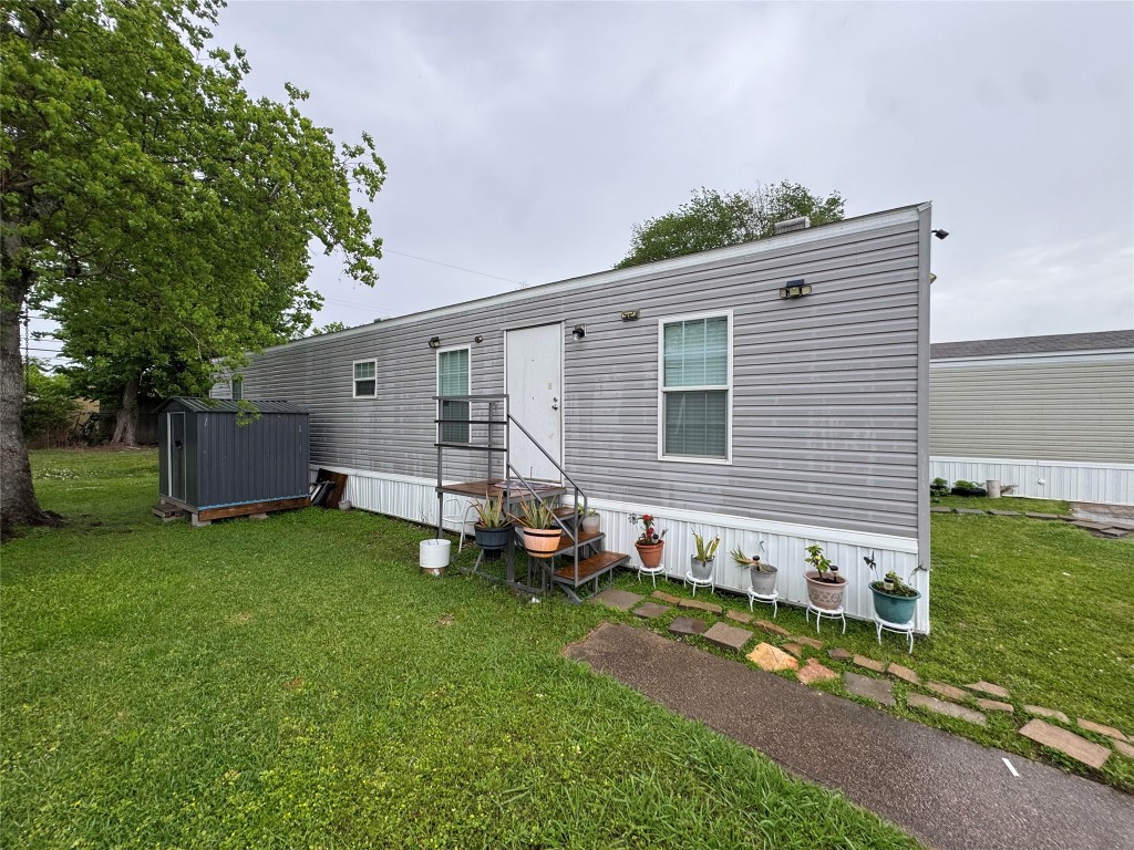 a view of a house with a backyard