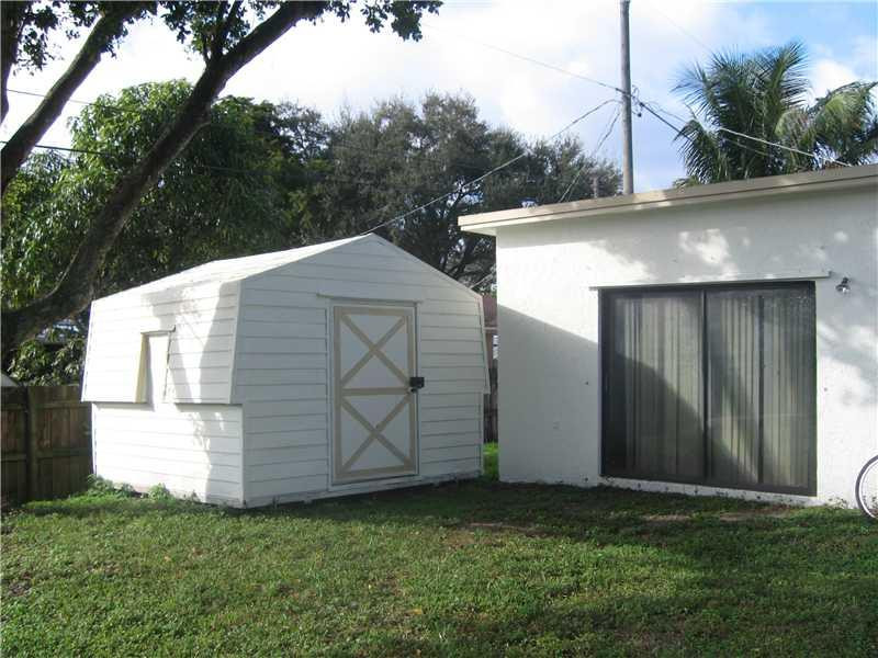 1804 Southwest 95th Terrace Miramar, FL 33025 - Photo 2 of 9 Yard/Garden
