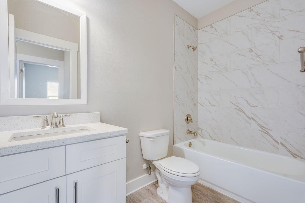 91 Date Palm Lane Freeport, FL 32439 - Photo 8 of 17 a bathroom with a sink a toilet and a bathtub