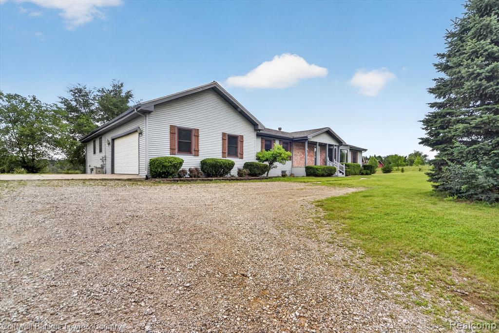 8175 Farley Road Pinckney, MI 48169 - Photo 3 of 61 Gallery Image 3
