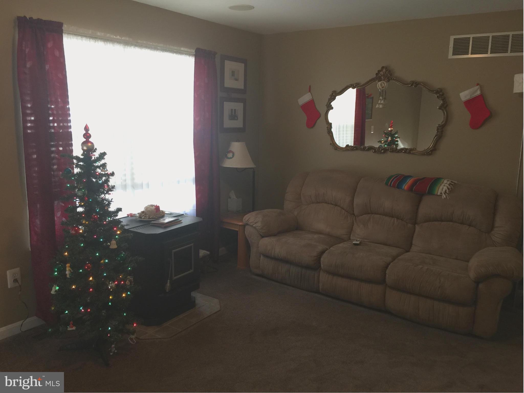 8631 Tall Oaks Road Baltimore, MD 21219 - Photo 2 of 21 Living Room