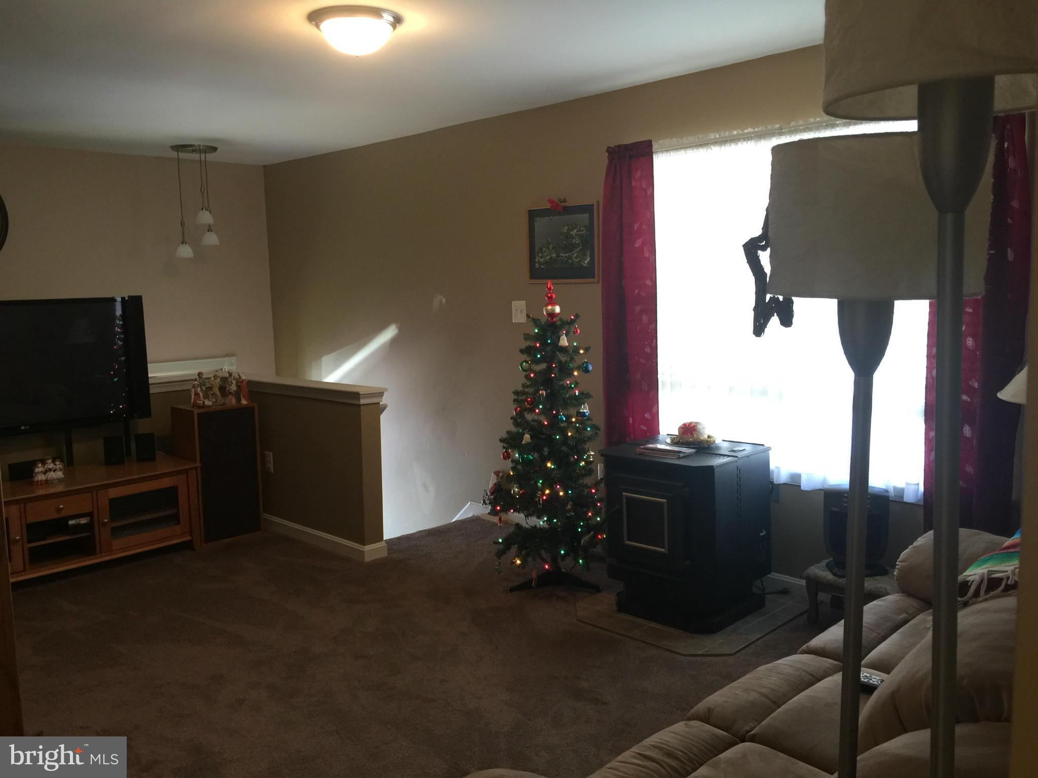 8631 Tall Oaks Road Baltimore, MD 21219 - Photo 3 of 21 Living Room