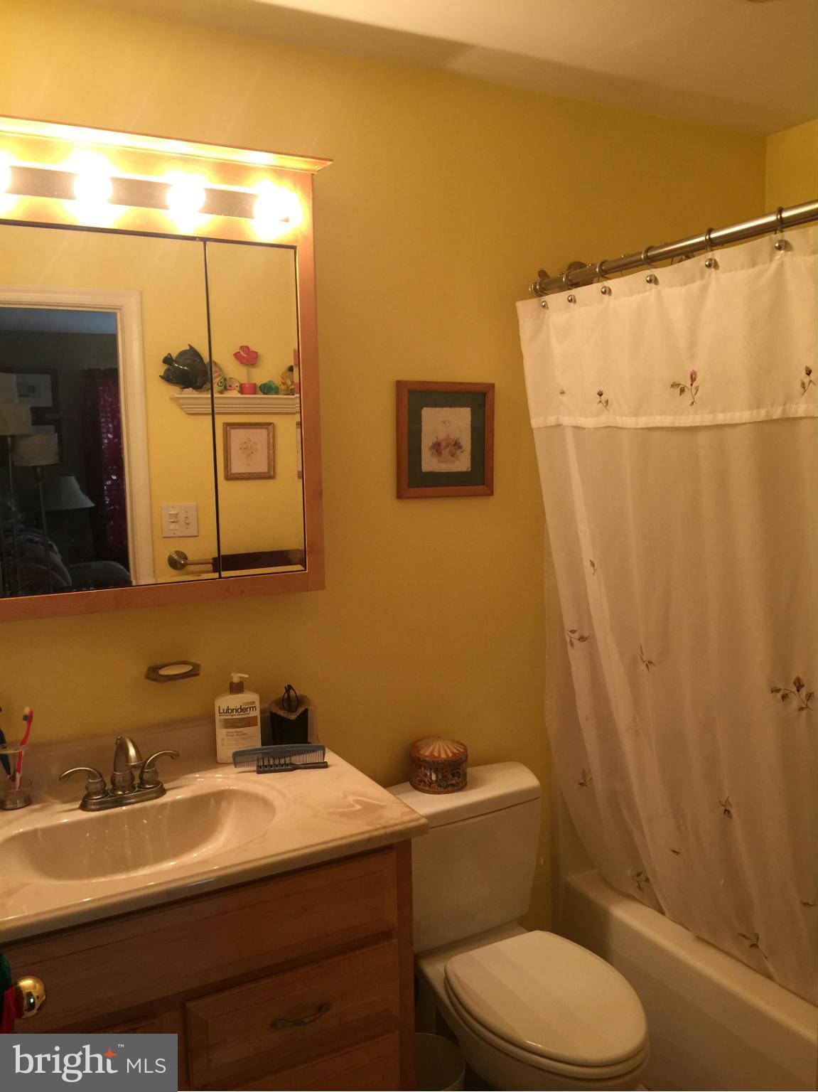 8631 Tall Oaks Road Baltimore, MD 21219 - Photo 7 of 21 Bath