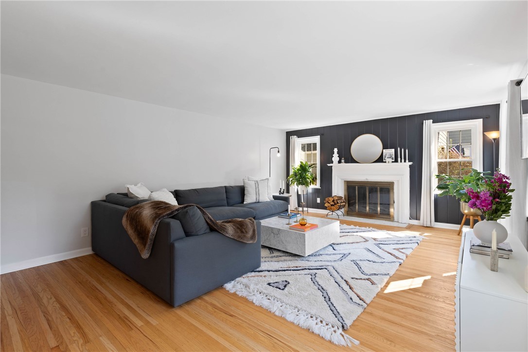 228 Overbrook Road Pittsford, NY 14618 - Photo 8 of 49 23'x15' Living room