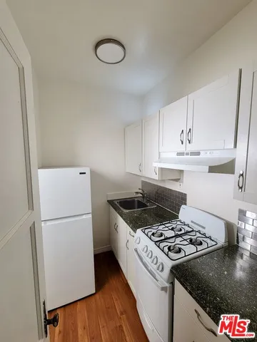 $1,575 | 639 South Cochran Avenue, Unit 202, Los Angeles, CA 90036