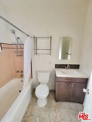 $1,575 | 639 South Cochran Avenue, Unit 202, Los Angeles, CA 90036