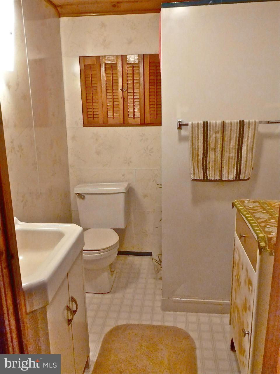 811 Corls Road Fayetteville, PA 17222 - Photo 6 of 15 Bath
