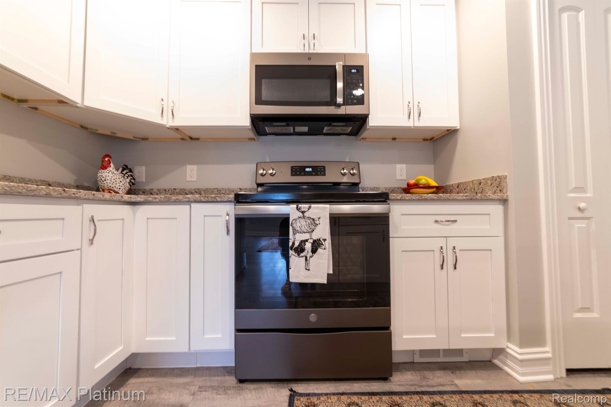 810 Chelsea Ridge Court, Unit 21 Howell, MI 48843 - Photo 14 of 43 Soft close cabinets