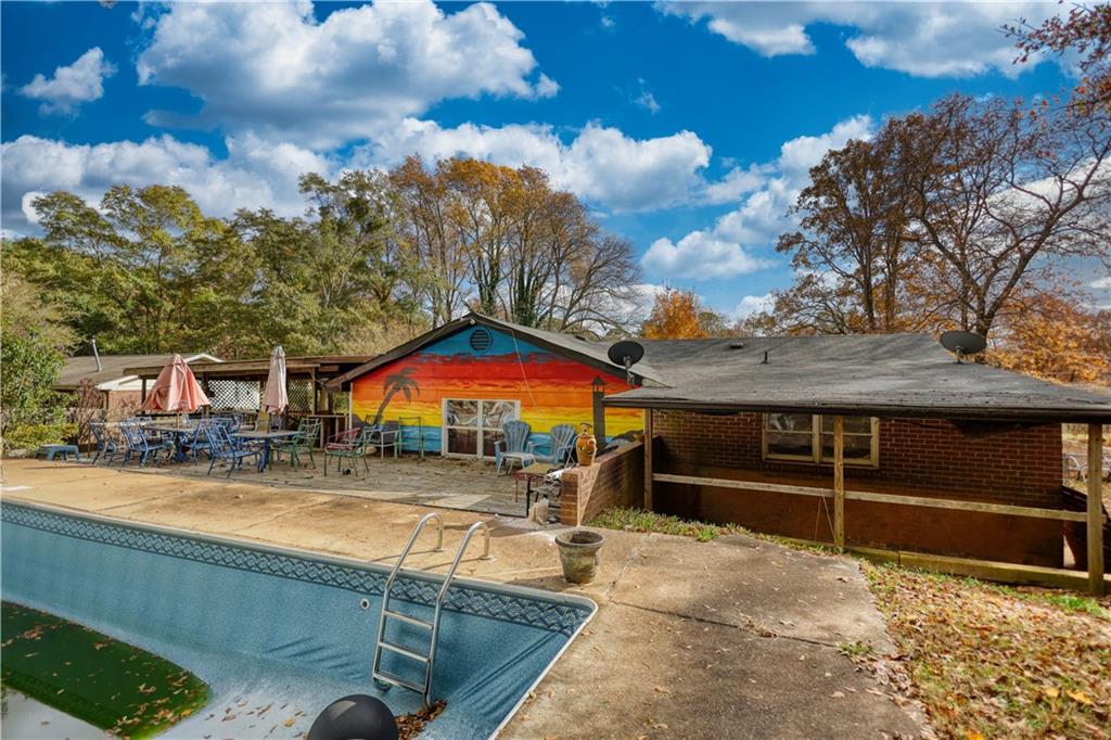 279 Spring Street Winder, GA 30680 - Photo 40 of 43 a view of a chairs and table in the patio