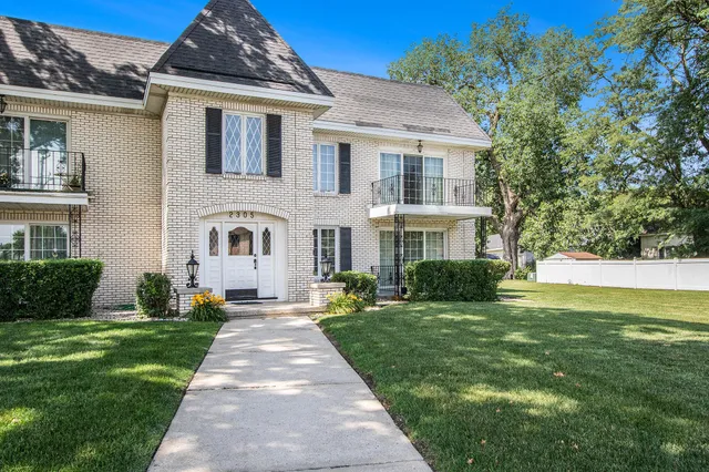 $185,000 | 2305 Martha Street, Unit D2, Highland, IN 46322