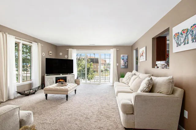 $185,000 | 2305 Martha Street, Unit D2, Highland, IN 46322