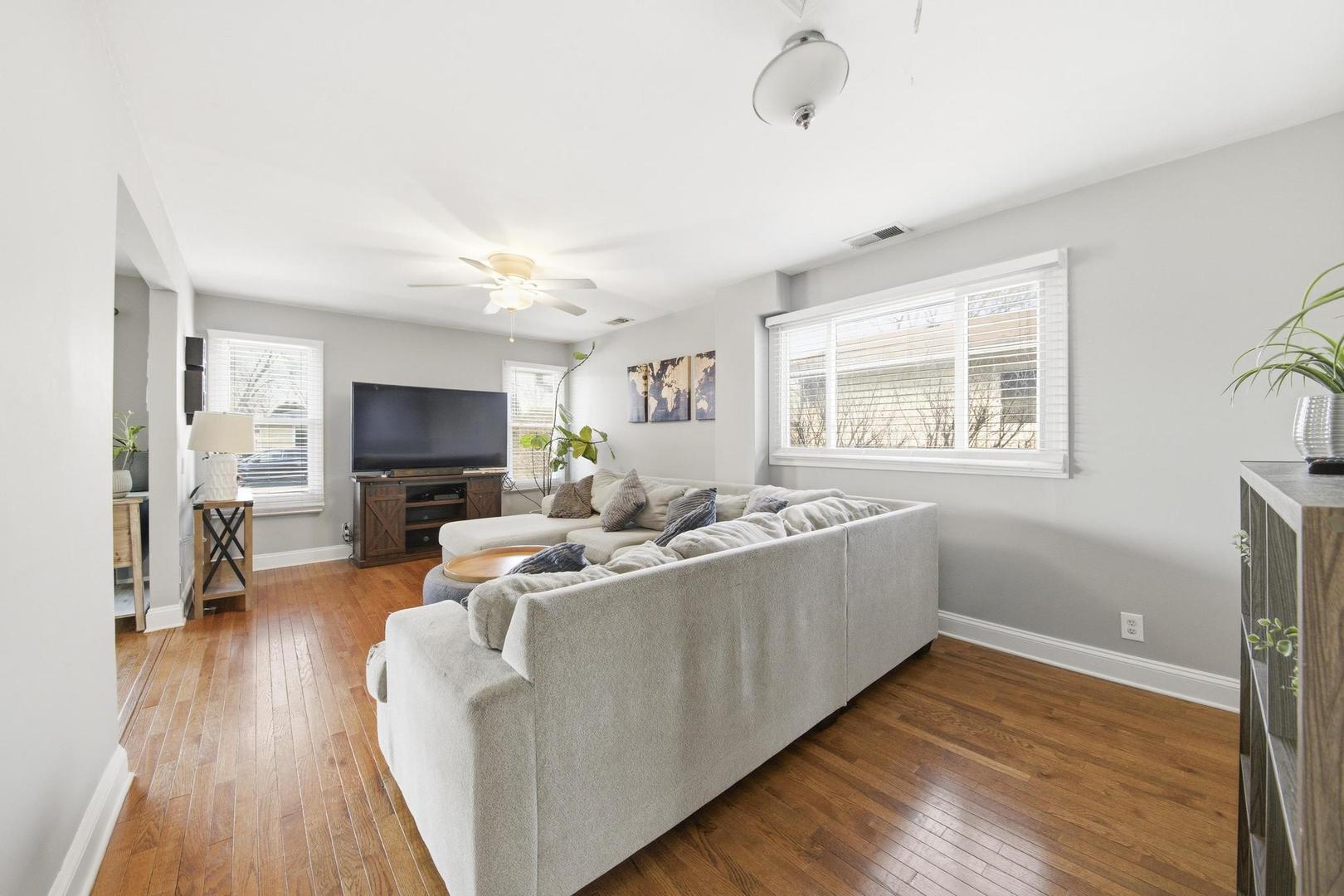 581 Charing Cross Road Elk Grove Village, IL 60007 - Photo 5 of 18