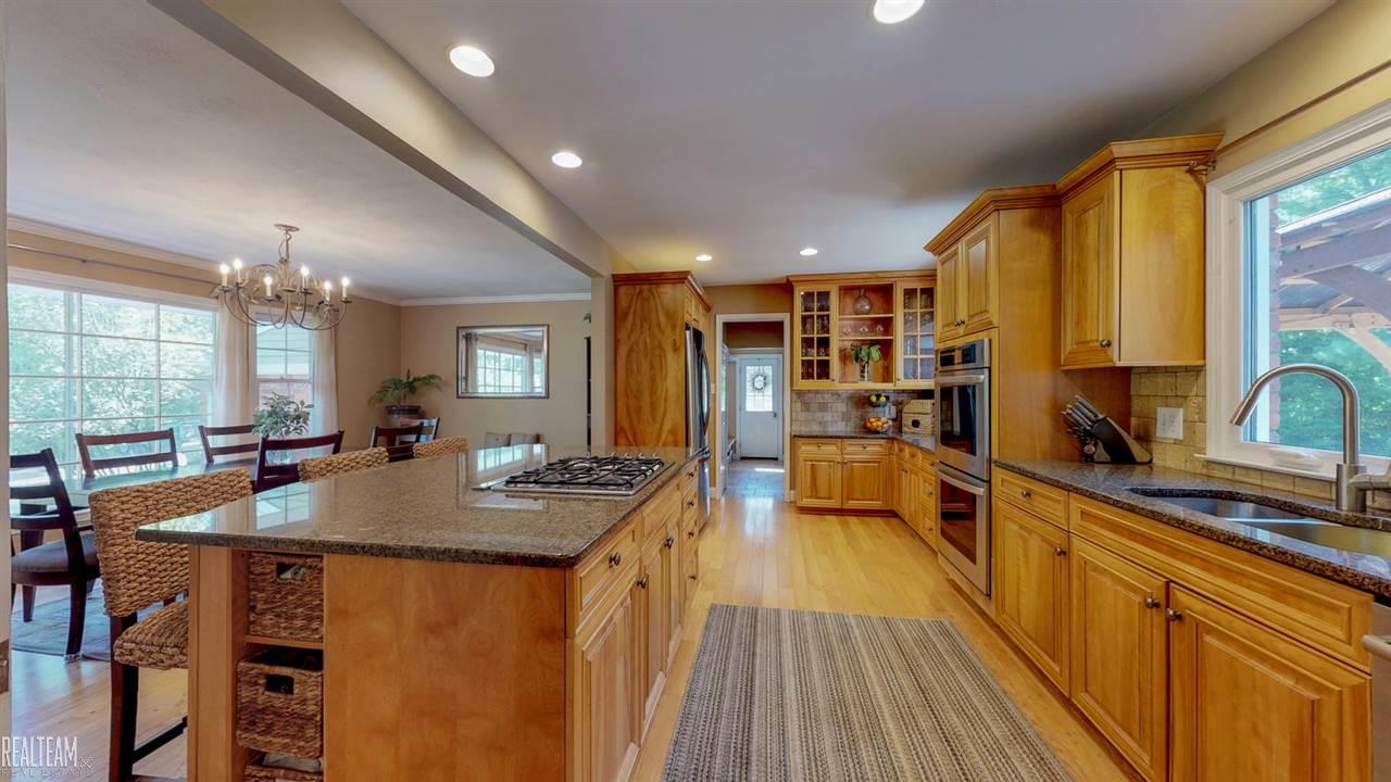 6138 Deguise Court Rochester, MI 48306 - Photo 6 of 35 31354165-5.JPG