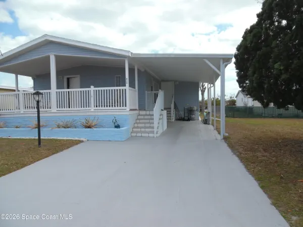 a view of a house with backyard and porch