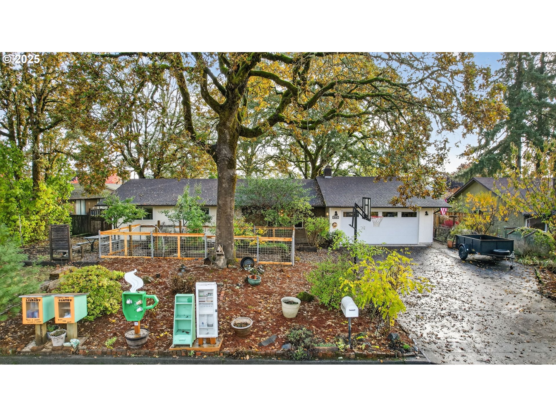 814 Cedaroak Street St. Helens, OR 97051 - Photo 41 of 43 a black and white photo of a house