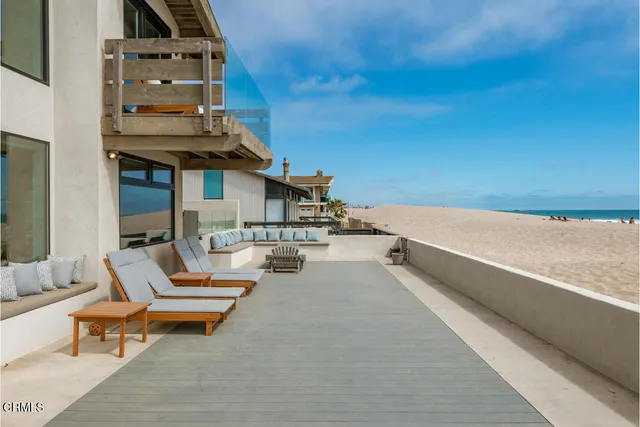 a view of a dinning table and chairs in the patio
