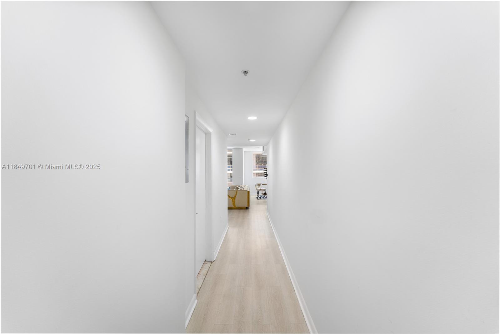 244 Biscayne Boulevard, Unit 1808 Miami, FL 33132 - Photo 4 of 18 a hallway with a white painted walls