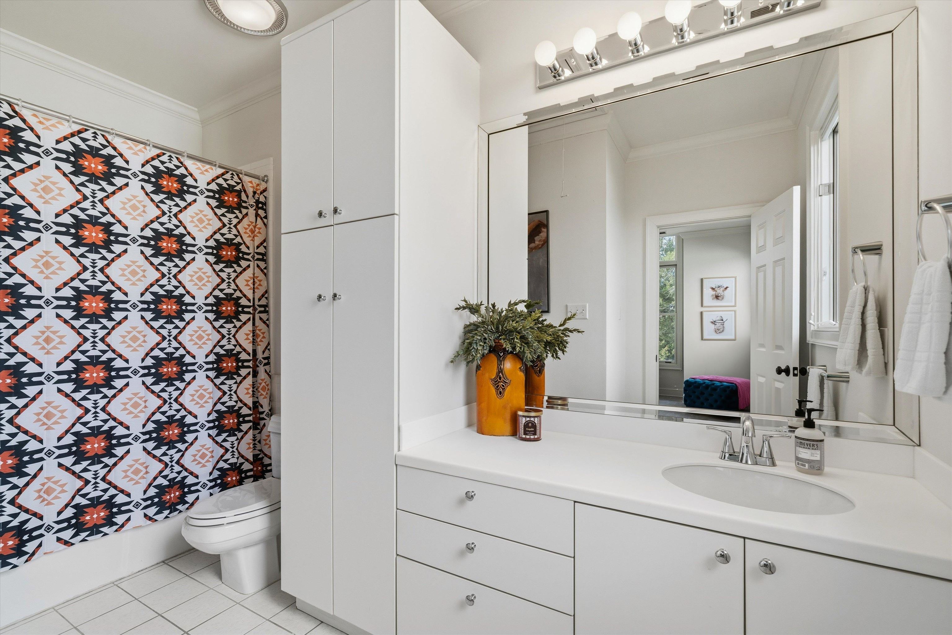 837 Harbor Bend Road Memphis, TN 38103 - Photo 17 of 35 a bathroom with a sink a toilet and a mirror