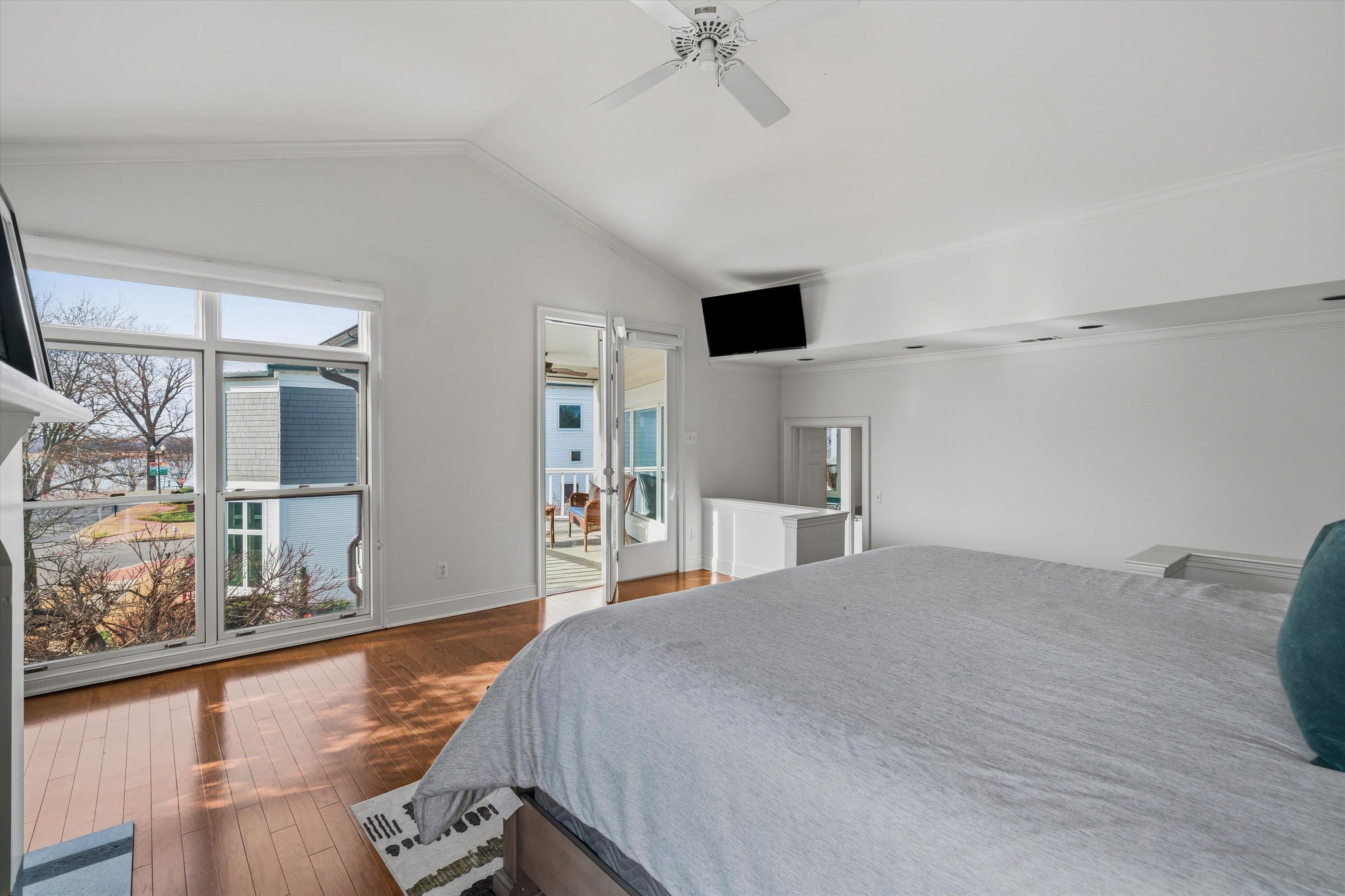 837 Harbor Bend Road Memphis, TN 38103 - Photo 19 of 35 a bed room with a bed and a flat tv screen on dresser