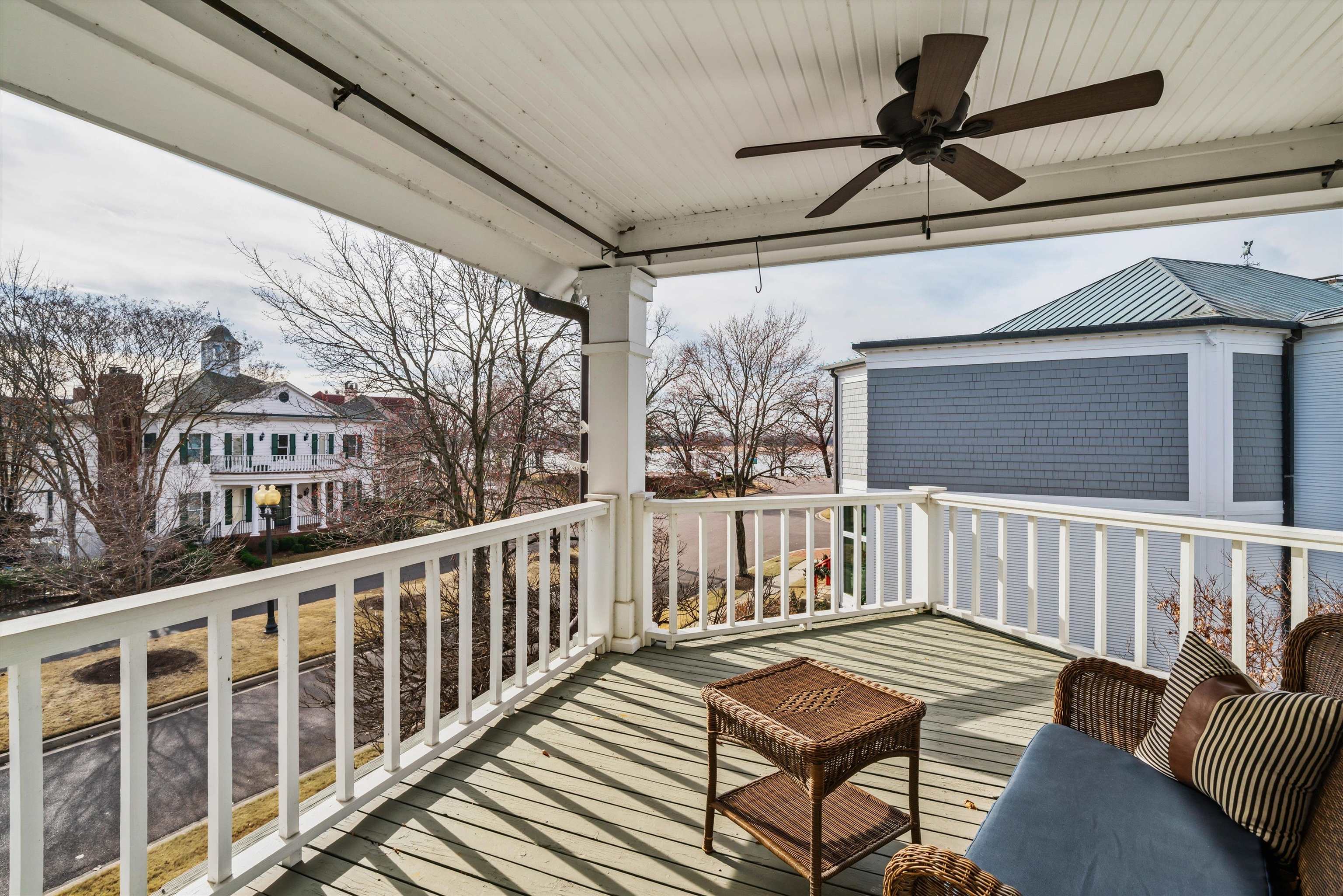 837 Harbor Bend Road Memphis, TN 38103 - Photo 20 of 35 a view of a balcony with furniture