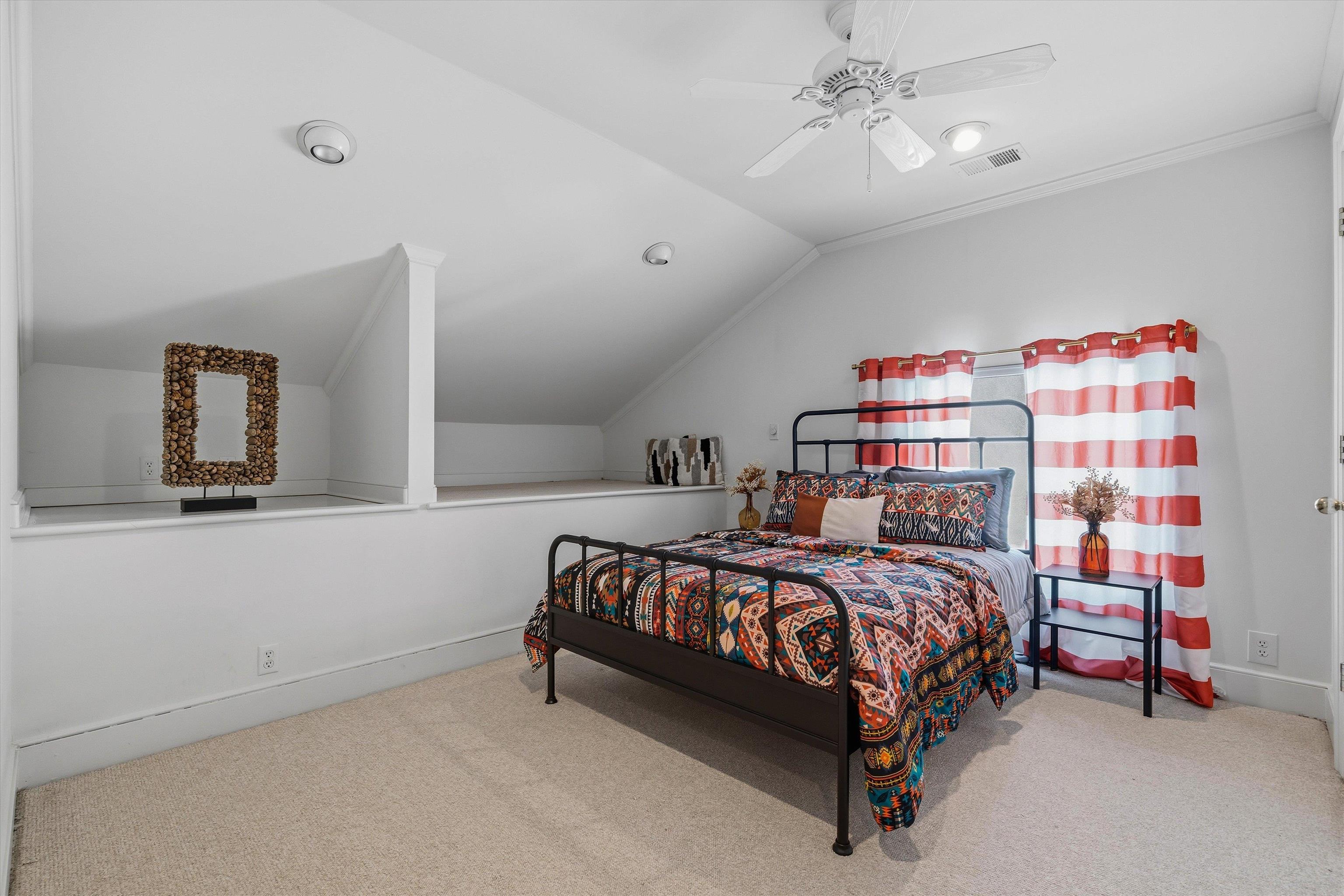 837 Harbor Bend Road Memphis, TN 38103 - Photo 25 of 35 a bedroom with a bed and lamp