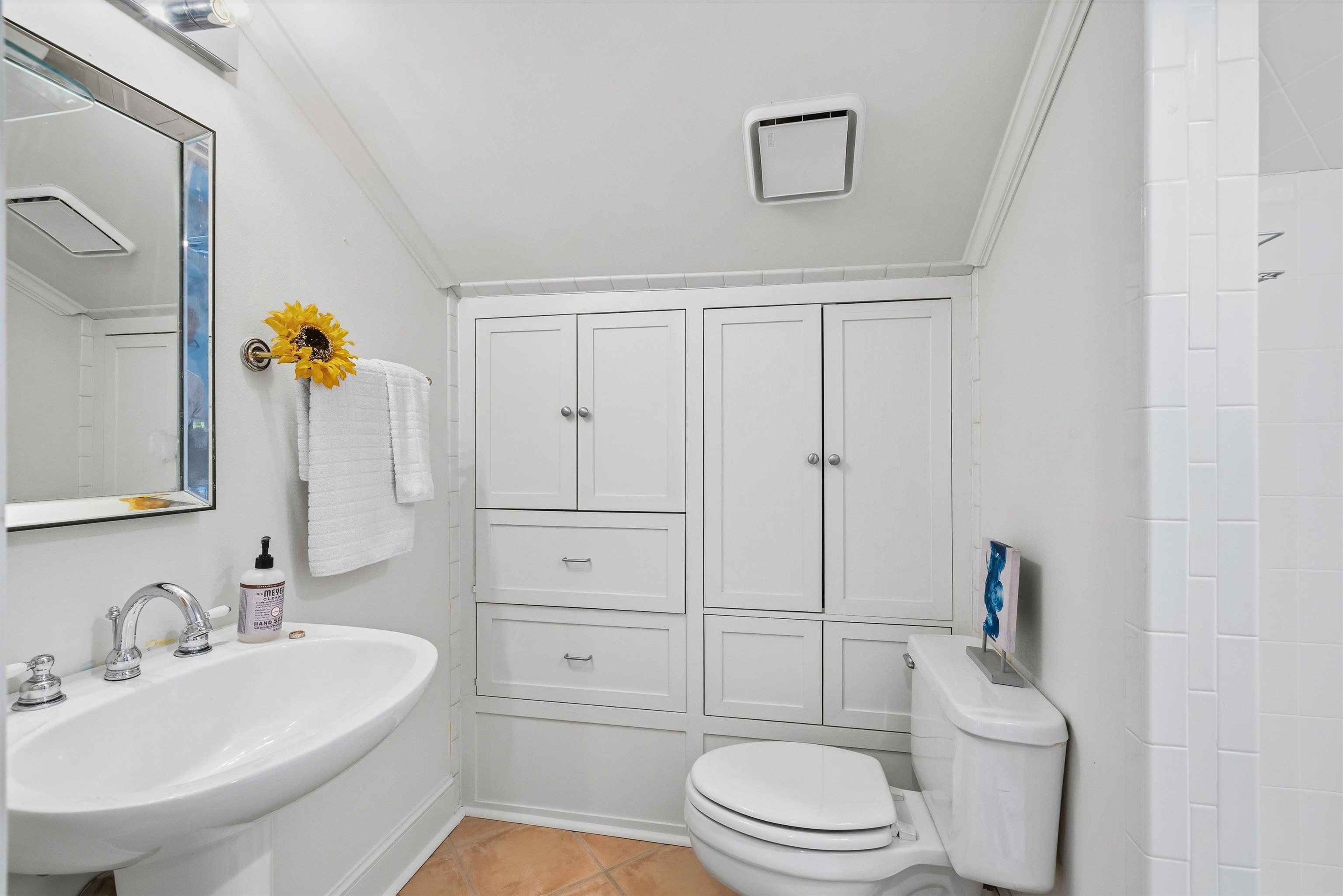 837 Harbor Bend Road Memphis, TN 38103 - Photo 27 of 35 a bathroom with a sink a toilet and shower