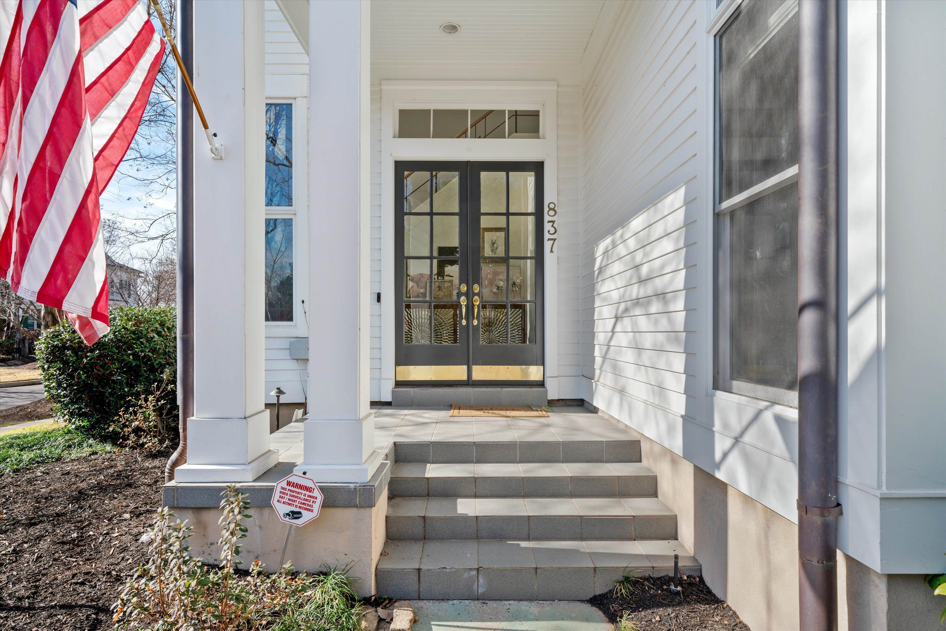 837 Harbor Bend Road Memphis, TN 38103 - Photo 3 of 35 a front view of a house with a yard