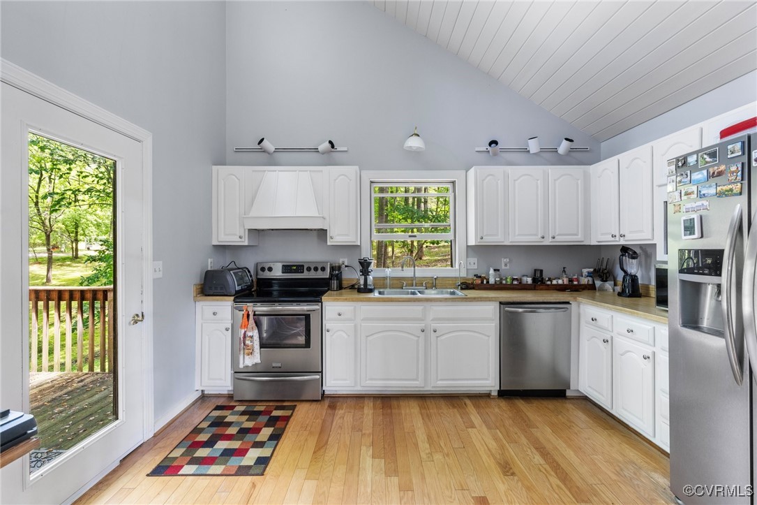 13320 Berkeley Road Orange, VA 22960 - Photo 15 of 46 a kitchen with granite countertop a stove a sink and a microwave