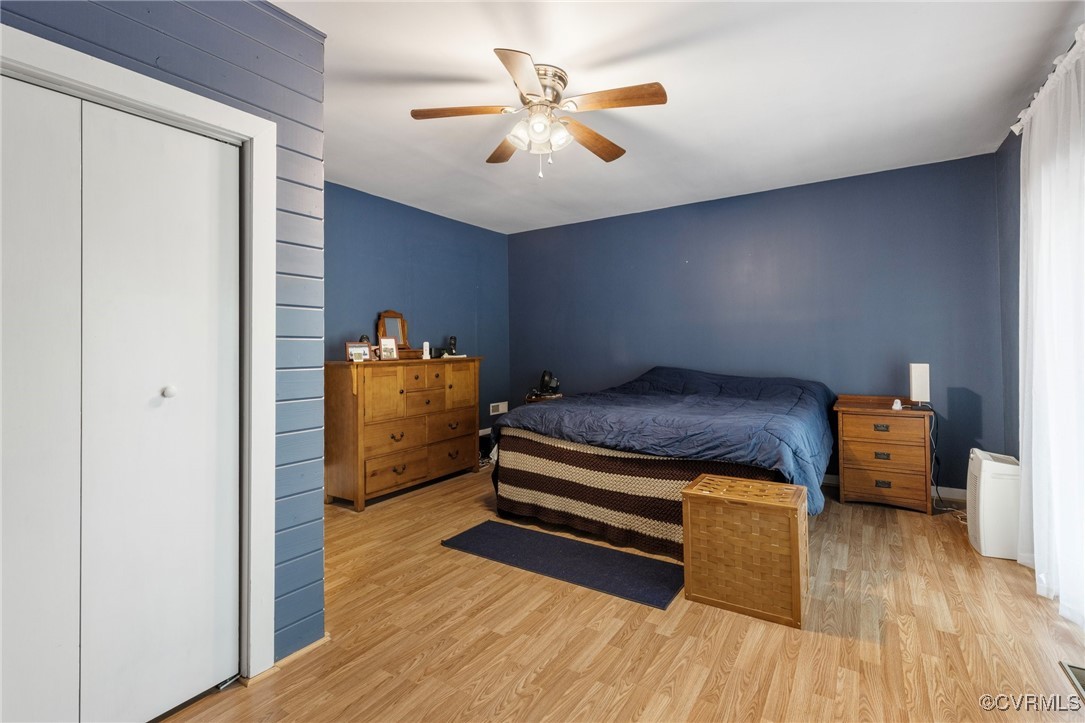 13320 Berkeley Road Orange, VA 22960 - Photo 21 of 46 a living room with furniture and wooden floor