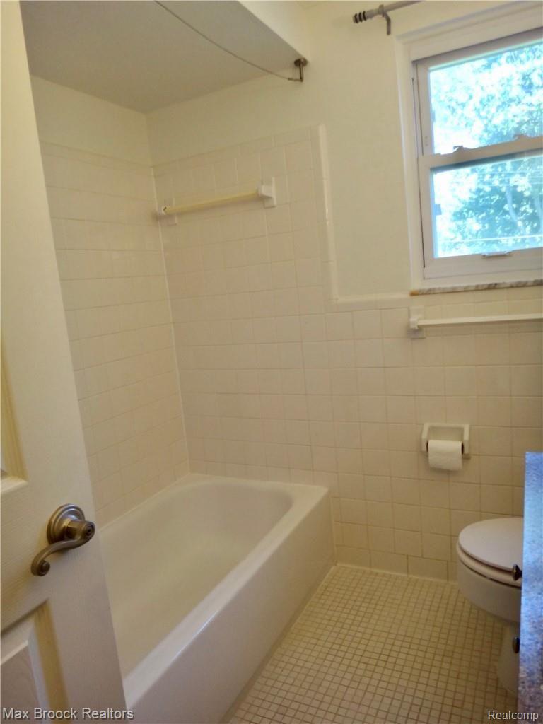 2750 Mohawk Lane Rochester, MI 48306 - Photo 22 of 32 hall bath tub/shower
