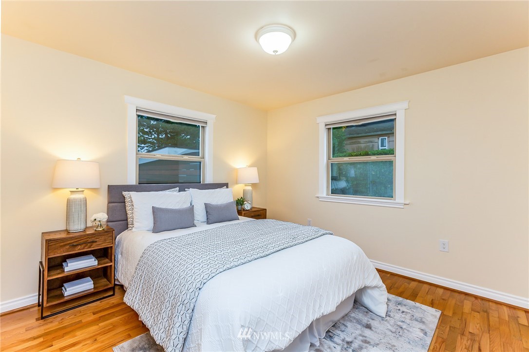 6009 Cady Road Everett, WA 98203 - Photo 19 of 40 a bedroom with a bed and a lamp