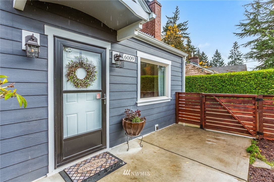 6009 Cady Road Everett, WA 98203 - Photo 3 of 40 a view of a chairs and table in the patio