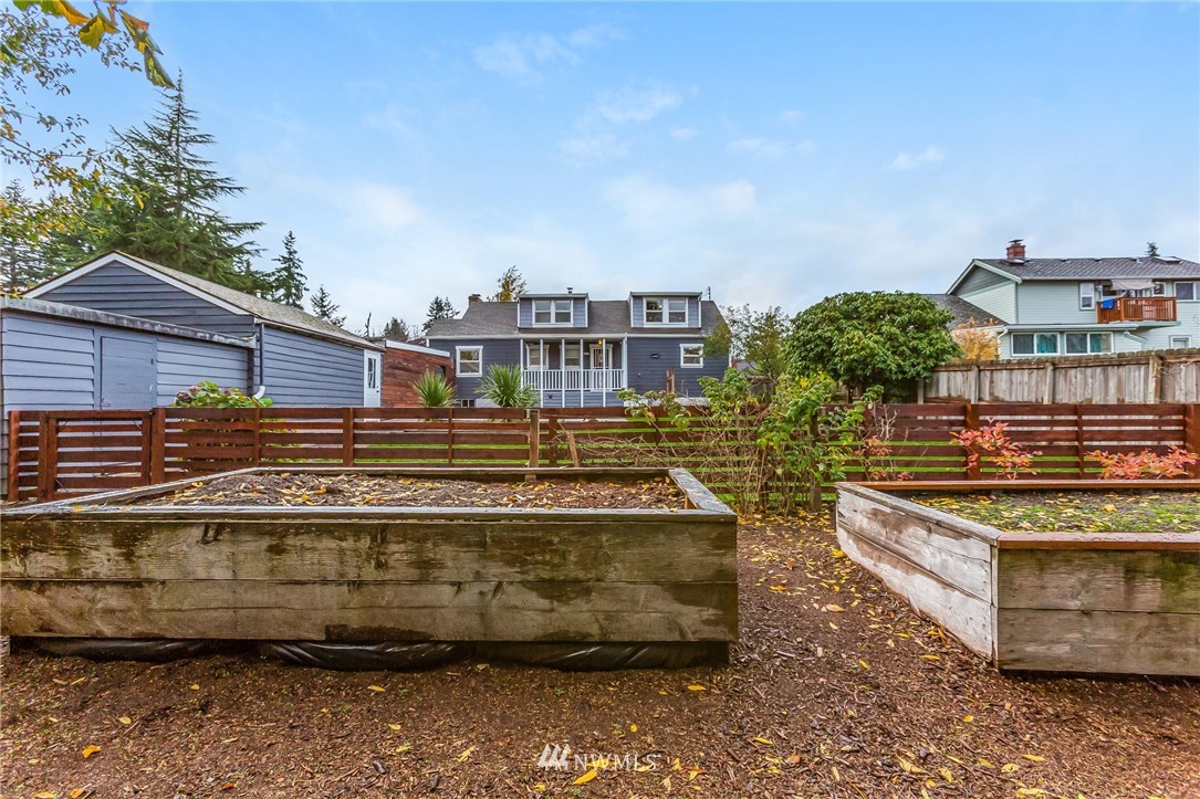 6009 Cady Road Everett, WA 98203 - Photo 34 of 40 a view of a large building with a yard