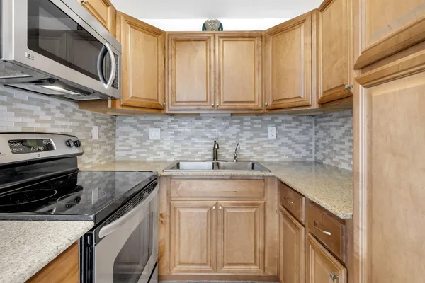 $1,895 | 2970 Northeast 16th Avenue, Unit 211, Oakland Park, FL 33334