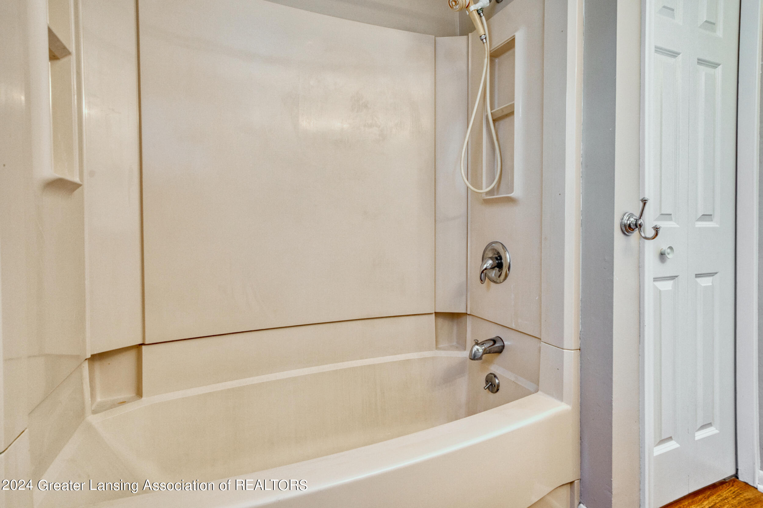 12103 West Greenfield Road Lansing, MI 48917 - Photo 23 of 52 1st Floor Bathroom