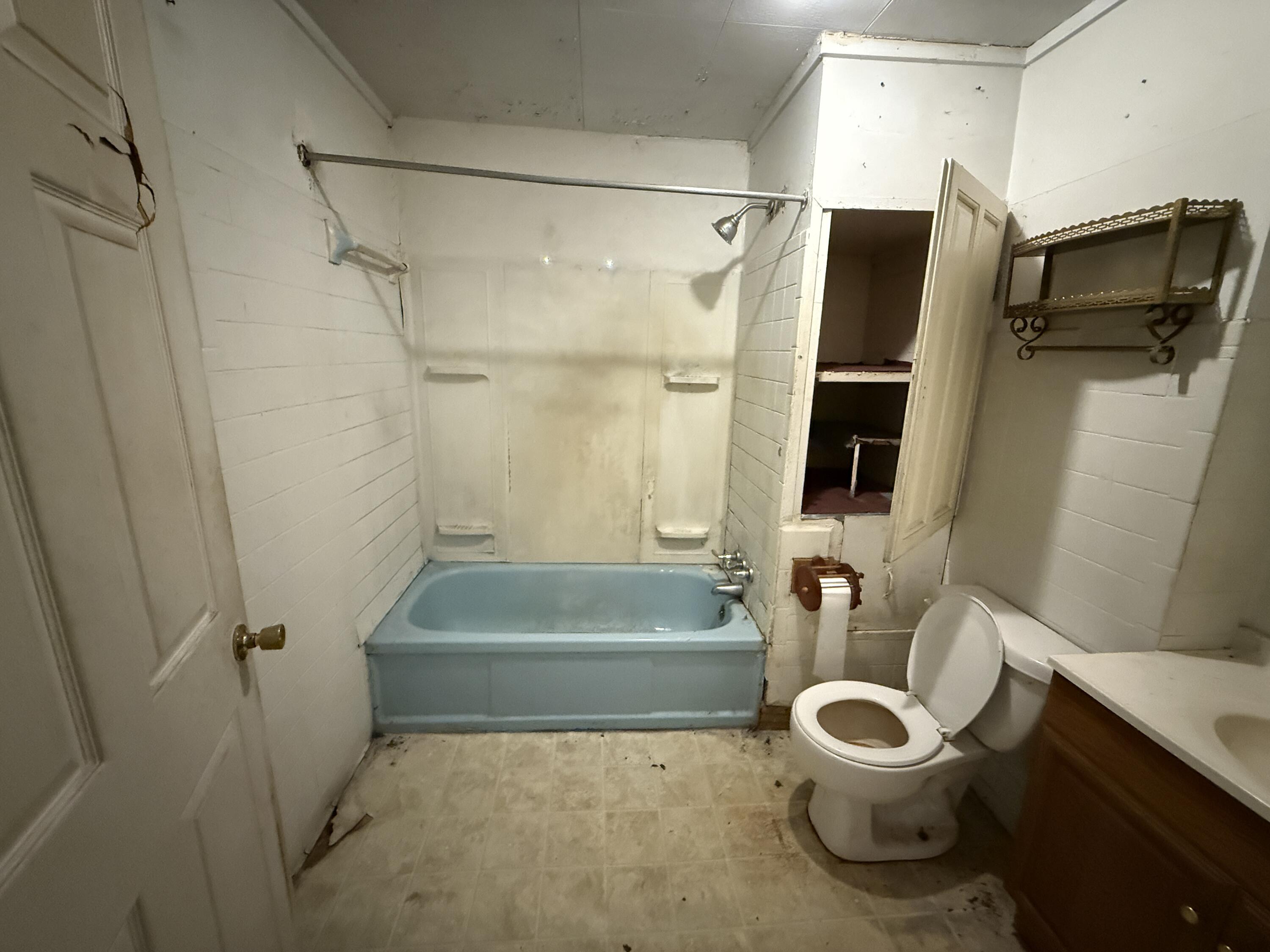 7212 Wood Haven Road Roanoke, VA 24019 - Photo 17 of 39 a bathroom with a toilet a sink and bathtub